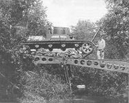 СТ-26 (с тросовым управлением) во время испытаний многопролетного моста. Лето 1936 года. Хорошо видны опоры, соединяющие между собой два 7-метровых моста (АСКМ).